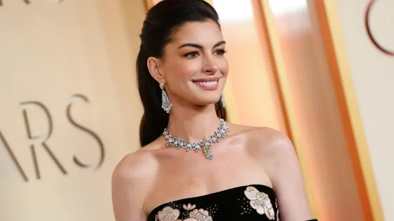 Anne Hathaway con collar de diamantes en los Oscar 2026