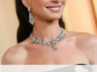850 horas y 101 diamantes: el collar de Anne Hathaway que enamoró en los Oscar 2026