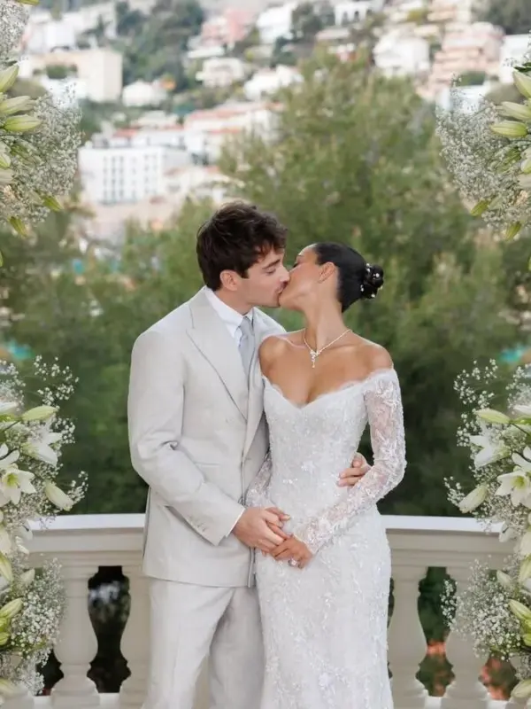Alexandra Saint Mleux y Charles Leclerc en Baile de la Rosa