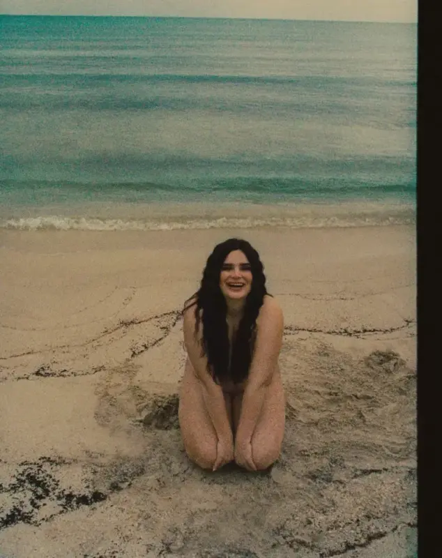 Mujer confiada desafiando normas sociales con su cuerpo.