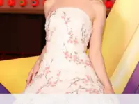 Anya Taylor-Joy deslumbra en Japón con un vestido que parece un jardín en flor