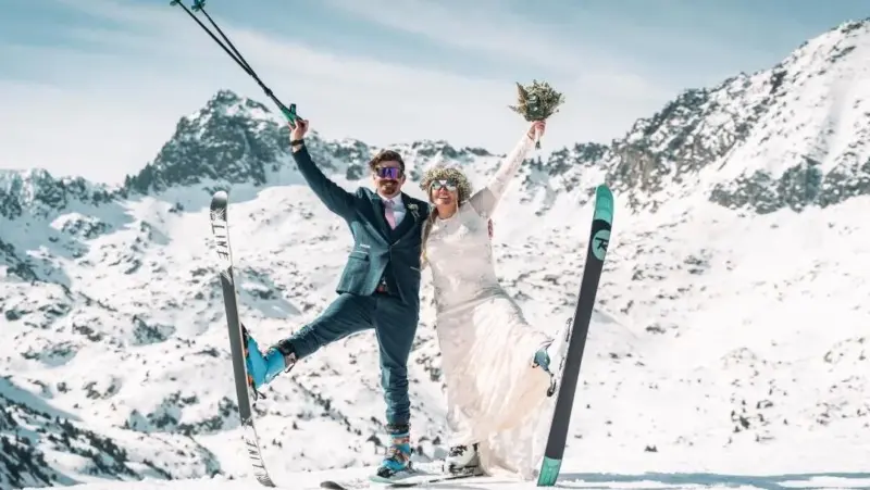 Boda invernal sorpresa en paisaje nevado
