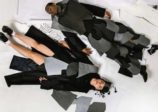 Estilista de moda trabajando en estudio de diseño