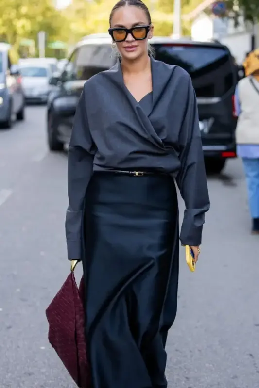 Mujer usando falda lencera en primavera