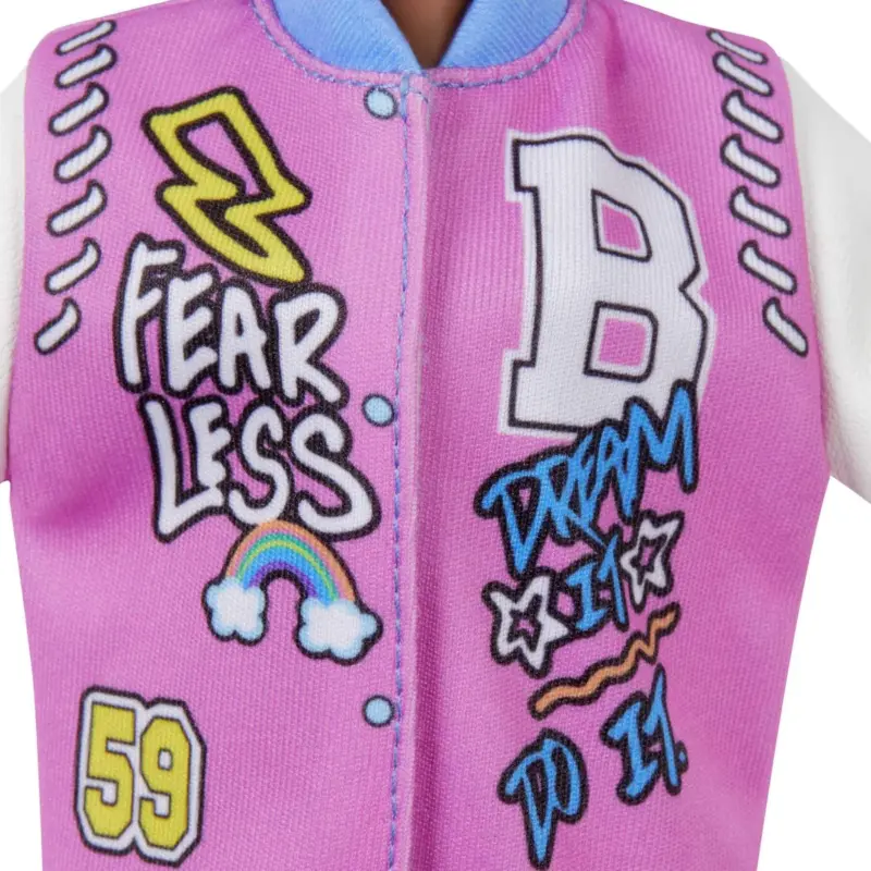 Mujer con chaqueta de moda escondida detrás de ella