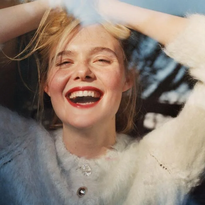 Elle Fanning sonriendo en alfombra roja