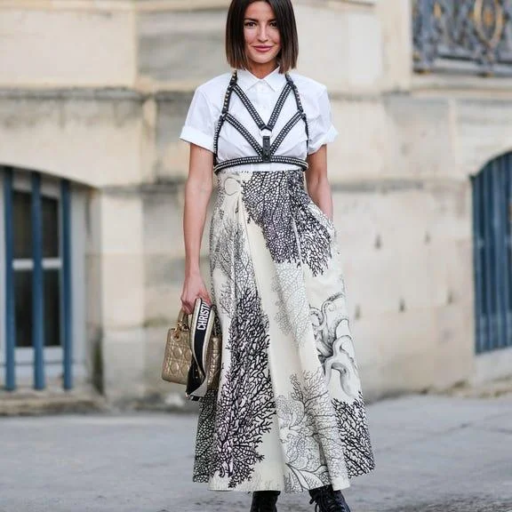 Mujer con falda midi de moda en primavera