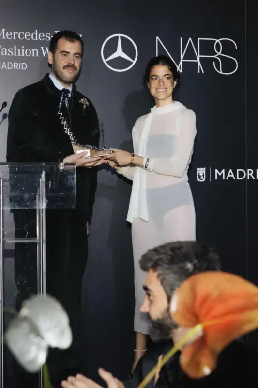 Leandra Medine entrega premio a Jaime García