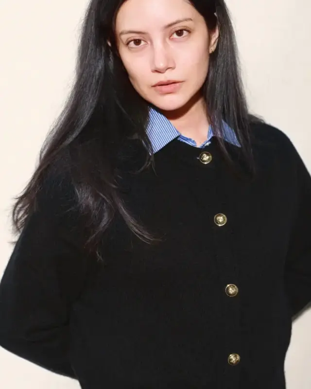 Leonor Pataki sonriendo con Premio Loewe