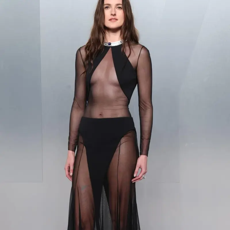 Renate Reinsve en vestido atrevido en afterparty de Oscar