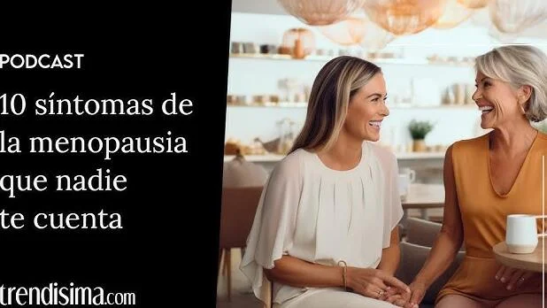Mujer sonriendo en la cama con su pareja